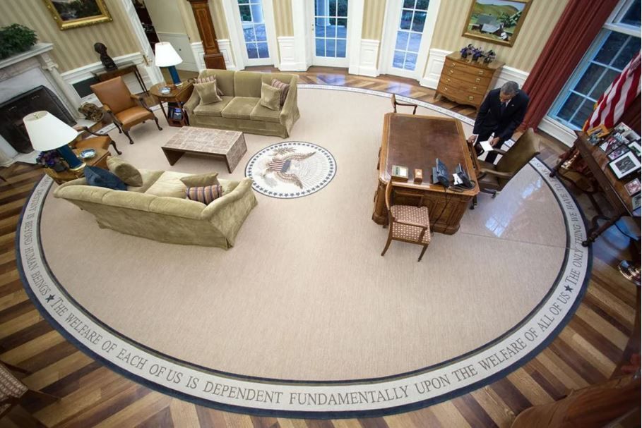 Fotógrafo de Obama registrou momento em que o democrata deixou carta para Donald Trump na gaveta da mesa "Resolute" no Salão Oval da Casa Branca • Pete Souza/Instagram