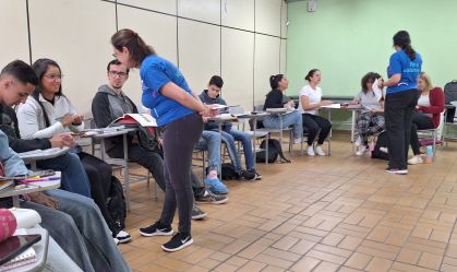 ONG oferece aulas de inglês gratuitas para alunos de escolas públicas