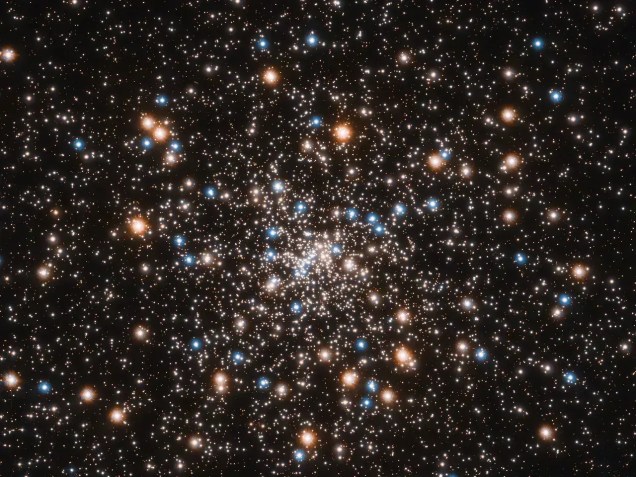 "Enxame" de pequenos buracos negros detectados pelo Telescópio Espacial Hubble no aglomerado globular NGC 6397 • ESA Hubble