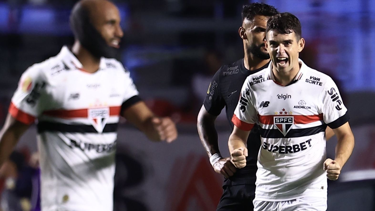 Oscar e Lucas comemoram um dos gols do São Paulo sobre o Corinthians