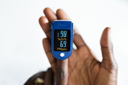 Se os oxímetros de pulso não forem calibrados para tons de pele mais escuros, a pigmentação da pele pode afetar a forma como a luz é absorvida pelo sensor, levando a leituras errôneas de oxigênio