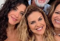 Paloma Bernardi confunde fãs com foto ao lado da irmã; veja