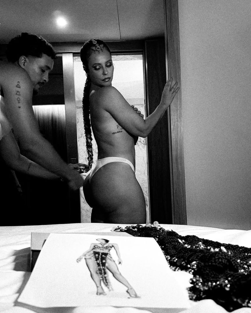 Paolla Oliveira posta foto topless se preparando para ensaio de Carnaval • Instagram/Paolla Oliveira