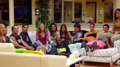 Participantes reunidos na sala do BBB 4