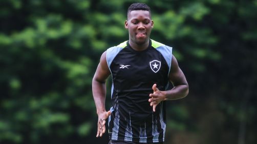 Patrick de Paula em treino do Botafogo