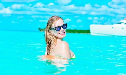 Ex-BBB Paulinha Leite curte praia em Punta Cana após ganhar na Mega da Virada
