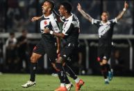 Lateral artilheiro marca, Vasco vence Maricá e cola na liderança do Carioca