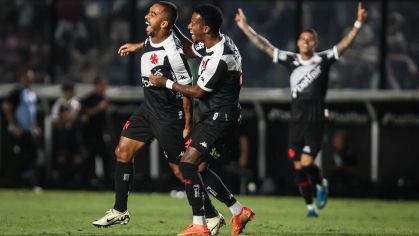 Paulo Henrique comemora com Tchê Tchê o gol que marcou para o Vasco contra o Maricá