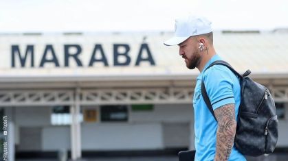 O atacante Rossi, do Paysandu, na chegada a Marabá