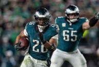Torcedor dos Eagles de 18 anos morre após cair de poste em comemoração
