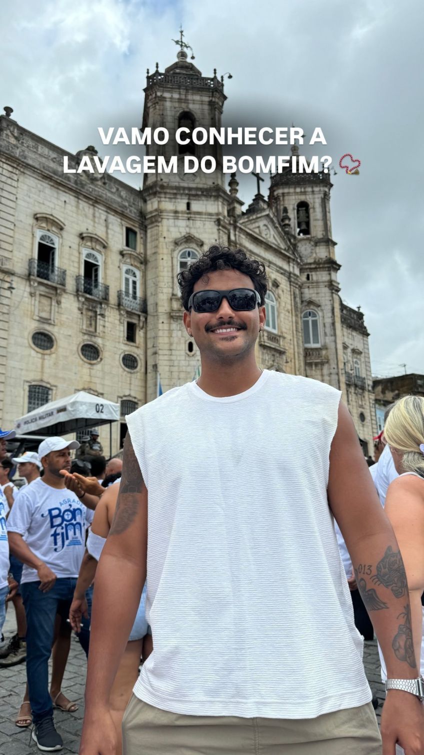 Ex-BBB Lucas Pizane na Lavagem do Senhor do Bonfim, em Salvador • Instagram/Lucas Pizane