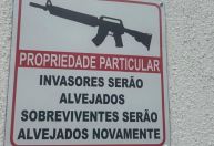 "Invasores serão alvejados”, diz placa da casa do chefe da quadrilha que vendia anabolizante no Rio