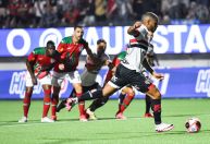 Joia brilha no fim, e São Paulo vence a Portuguesa em retorno ao Pacaembu