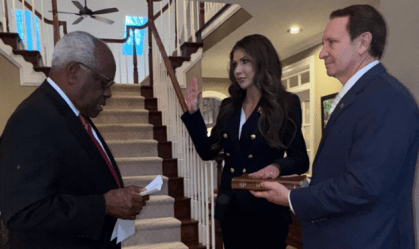 Kristi Noem assume Departamento de Segurança Interna dos EUA