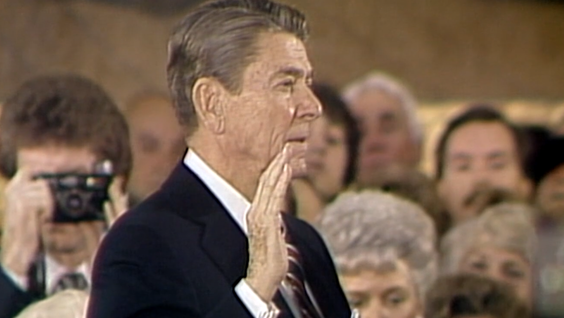 Posse presidencial do segundo mandato de Ronald Reagan, em 21 de janeiro de 1985, em local fechado devido ao frio nos Estados Unidos.