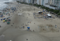Balneário Camboriú tem praias cheias mesmo com alerta para temporais