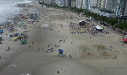 Balneário Camboriú tem praias cheias mesmo com alerta para temporais