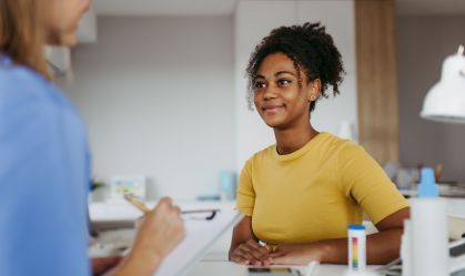 Primeira consulta com ginecologista: quando e como ela deve acontecer?