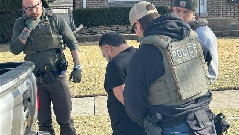 Agentes da Imigração e Alfândega dos Estados Unidos (ICE) prendem imigrante • Imigração e Alfândega dos EUA