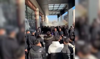 Imagens mostraram confrontos violentos entre a polícia e manifestantes do lado de fora da escola onde estudante morreu.