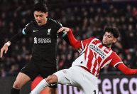 Liverpool perde para PSV, mas se classifica na liderança da Champions