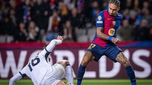 Raphinha divide bola durante Barcelona x Atalanta pela Champions League