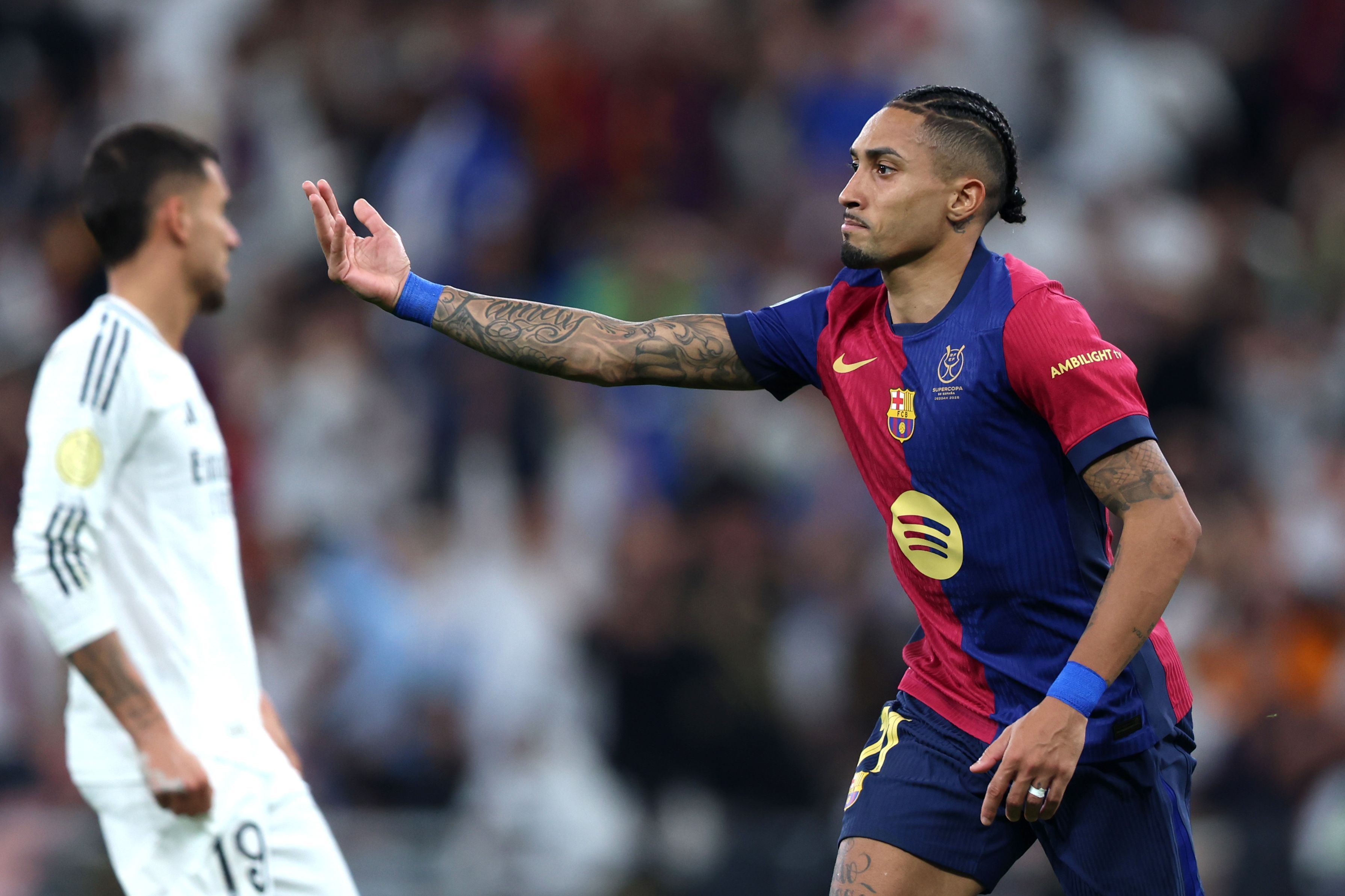 Raphinha celebra um de seus gols na goleada do Barcelona sobre o Real Madrid na final da Supercopa da Espanha
