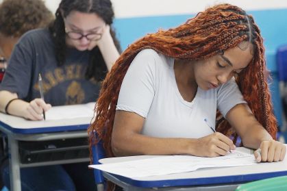 Estudante responde prova em sala de aula