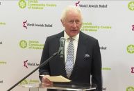 Rei Charles III visita centro judaico na Polônia em memória ao Holocausto