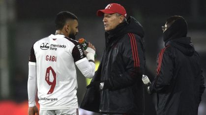 Gabigol e Renato durante jogo do Flamengo na Libertadores de 2021