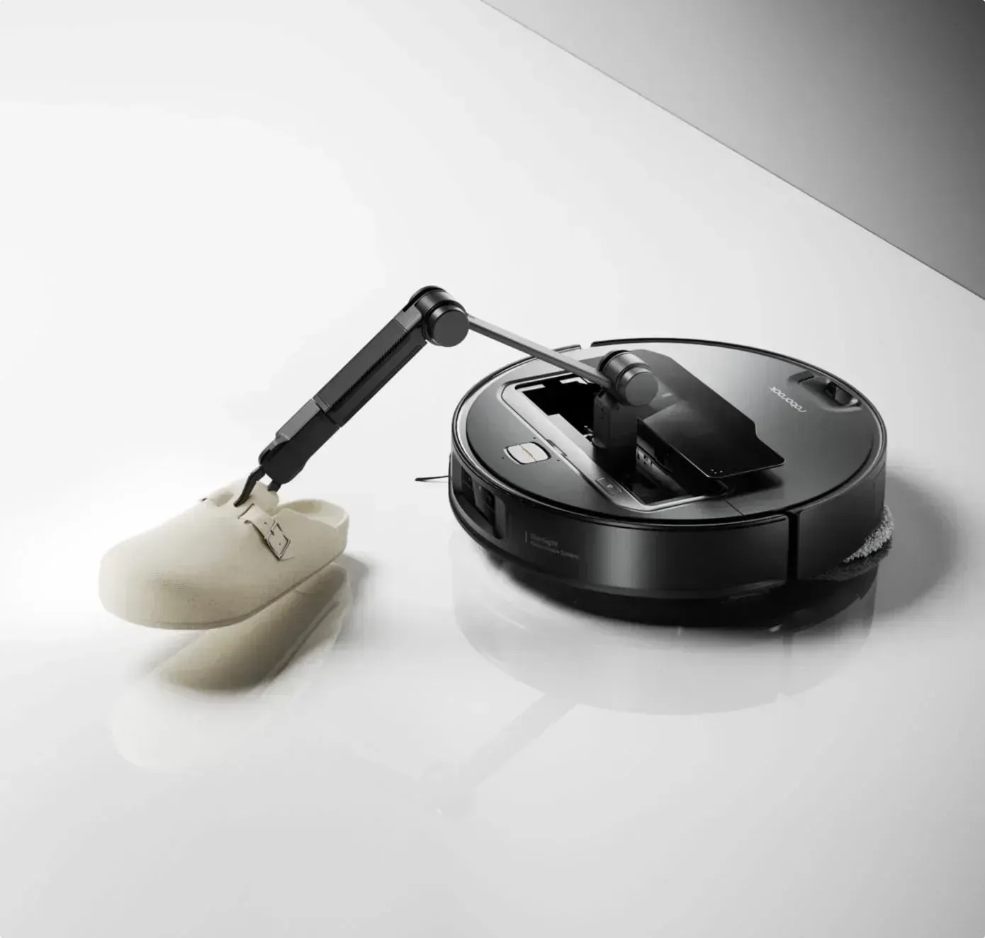 Robô aspirador modelo Saros Z70, que pega objetos do chão para continuar limpando • Divulgação