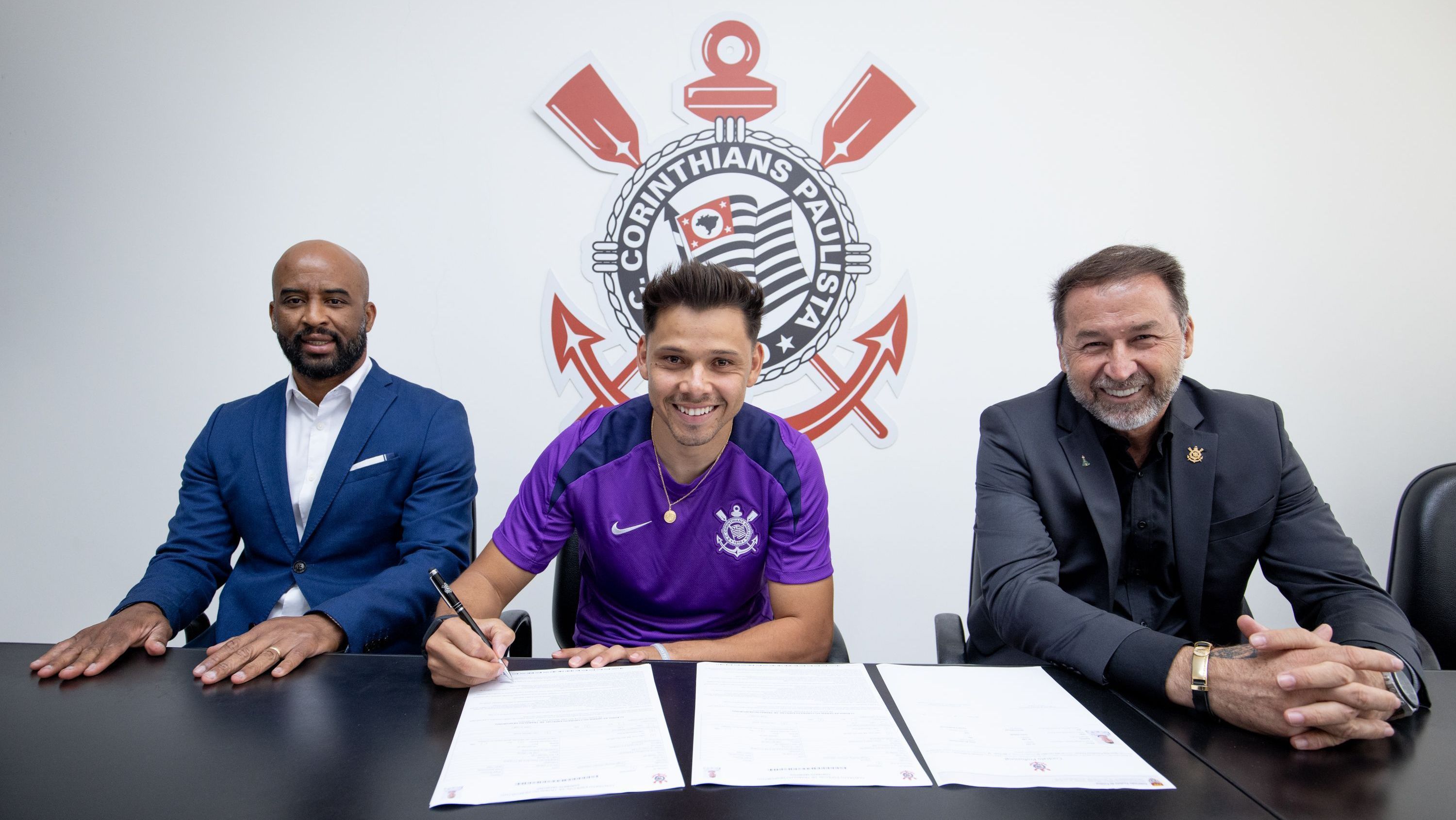 Romero assinou a renovação de contrato com o Corinthians