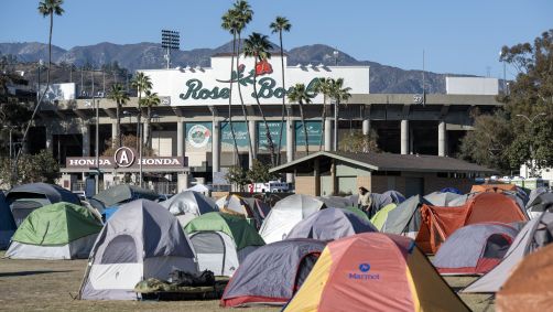 Estádio Rose Bowl em Pasadena, que deve receber as partidas de futebol masculino e feminino nos Jogos Olímpicos de 2028, sendo utilizado como base para os bombeiros que combatem as chamas
