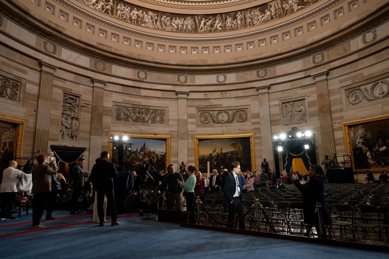 Os preparativos continuam dentro da Rotunda do Capitólio, para a posse de Donald Trump, em Washington, DC.