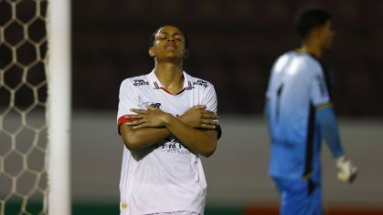 Ryan Francisco comemora um dos gols que marcou sobre o Criciúma na semifinal da Copinha