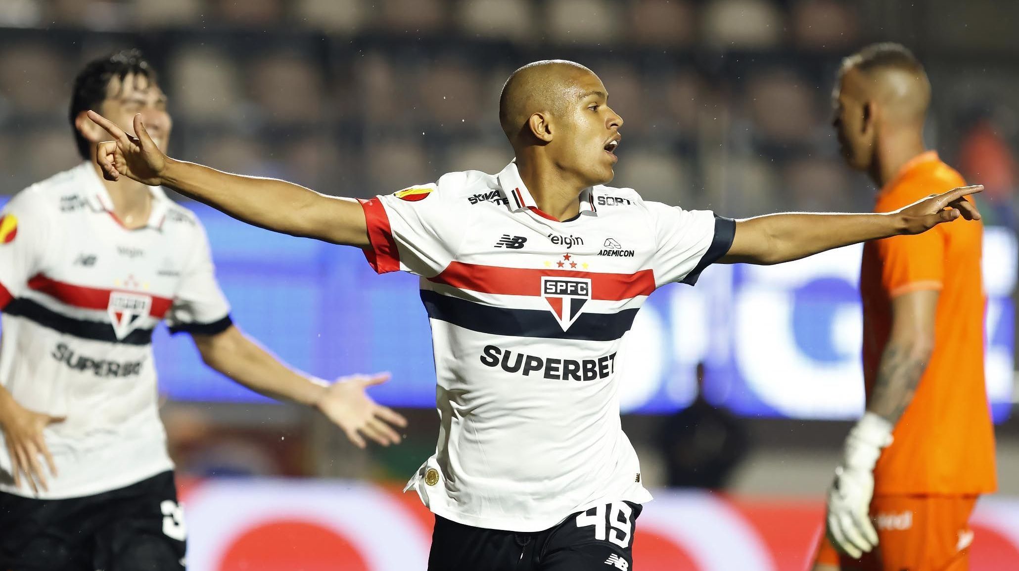 Ryan Francisco comemora gol contra a Portuguesa