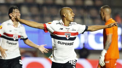 Ryan Francisco comemora gol contra a Portuguesa
