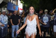 Com vestido de franjas, Sabrina Sato enfrenta chuva em ensaio da Vila Isabel