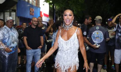 Com vestido de franjas, Sabrina Sato enfrenta chuva em ensaio da Vila Isabel