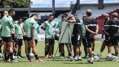 Equipe do Santa Cruz treina no Arruda