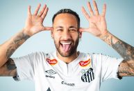 Neymar realiza sessão de fotos com a camisa do Santos; veja
