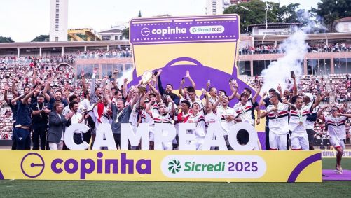 Jogadores do São Paulo comemoram o título da Copinha no Pacaembu