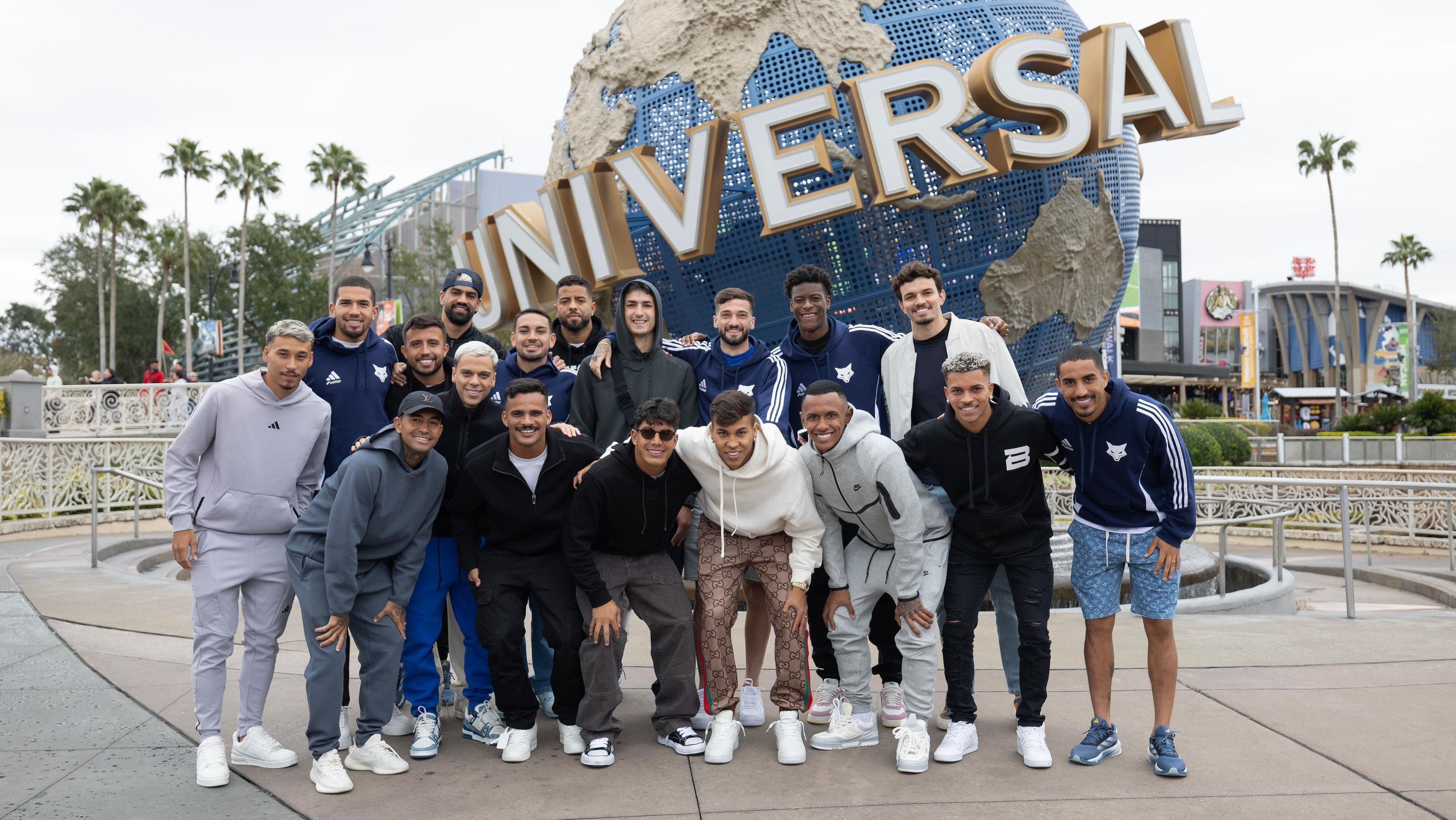 Durante folga. jogadores do Cruzeiro curtem parques da Universal, em Orlando