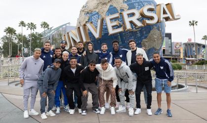 Durante folga. jogadores do Cruzeiro curtem parques da Universal, em Orlando