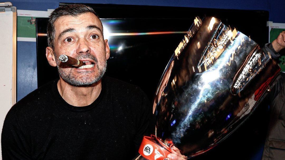Com charuto na boca, Sérgio Conceição celebra segurando o troféu da Supercopa da Itália