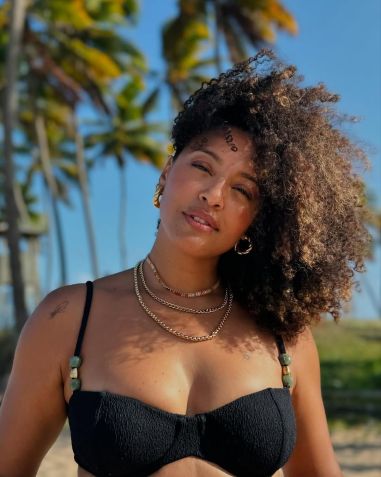 Sheron Menezes com biquíni meia taça • Instagram/Sheron Menezes