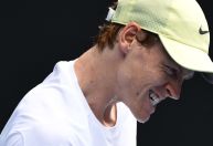 Sinner passa mal em quadra, mas vence e vai às quartas do Australian Open