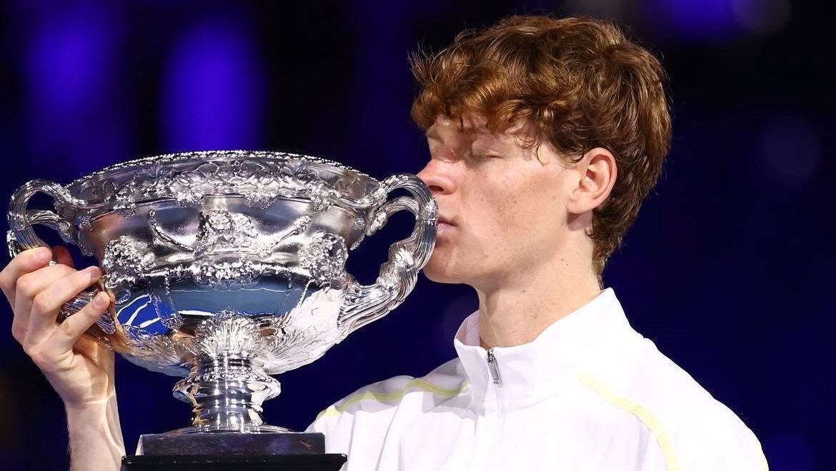 Jannik Sinner se torna bicampeão do Australian Open após vencer