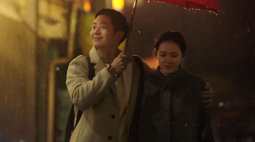Jung Hae In e Son Ye-jin em "Something in the Rain" • Divulgação