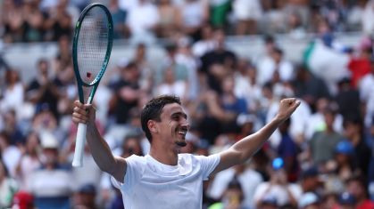 Lorenzo Sonego comemora vitória sobre Learner Tien no Australian Open